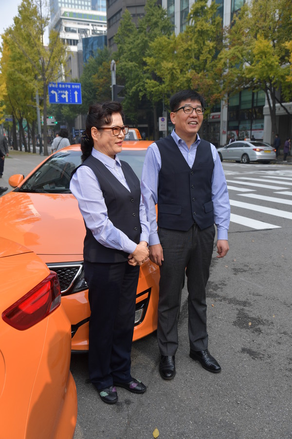 ▲ 13일부터 서울 시내 법인택시 기사들의 승무복 착용이 권고된다.ⓒ서울시.