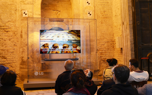 ▲ 터키 이스탄불에 위치한 아야소피아 박물관을 찾은 방문객들이 'LG 시그니처 올레드 TV W'로 영상을 감상하는 모습. ⓒLG전자