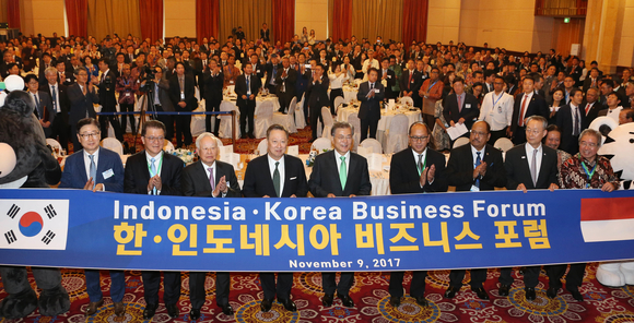 ▲ 문재인 대통령(왼쪽 다섯번째)과 박용만 대한상의 회장(왼쪽 네번째)이 ‘한-인도네시아 비즈니스 포럼’에 참석해 양국 기업인들과 기념촬영을 하고 있다.ⓒ대한상공회의소