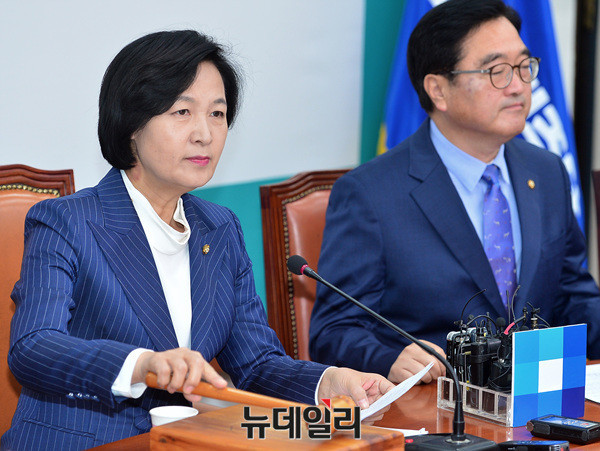 ▲ 더불어민주당 추미애 대표가 최고위원회의 속개를 선언하고 있다. 사진 오른쪽은 같은 당의 우원식 원내대표. ⓒ뉴데일리 이종현 기자