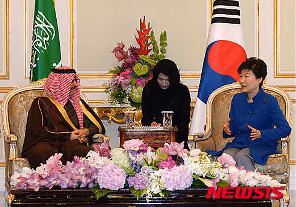 ▲ 2015년 3월 한국을 찾아 박근혜 대통령과 만난 알 왈리드 빈 탈랄 사우디 왕자. ⓒ뉴시스. 무단전재 및 재배포 금지.