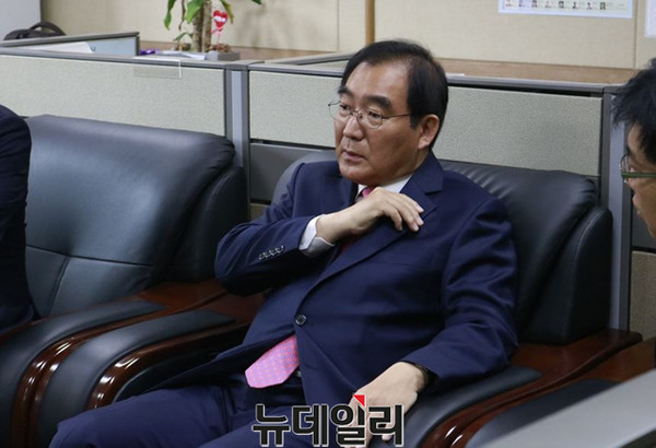 ▲ 이승훈 전 충북 청주시장이 10일 시청을 떠나는 소회를 밝히며 재임기간 아쉬웠던 사업으로 청주CI사업을 설명하며 시청배지를 착용했던 자리를 만져보이고 있다.ⓒ김종혁 기자