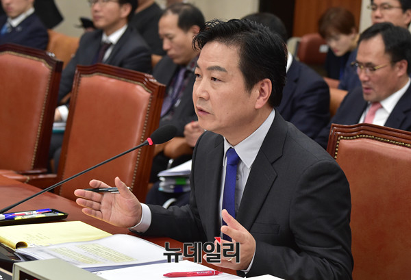 ▲ 홍종학 중소벤처기업부 장관후보자가 10일 국회 산자위회의실에서 의원들의 추궁에 해명하고 있다. ⓒ뉴데일리 이종현 기자