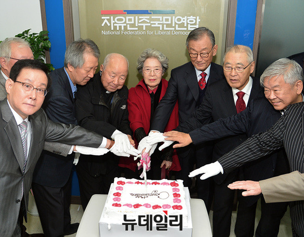 ▲ ▲ 자유민주국민연합 창립결의대회 케이크 커팅식. ⓒ뉴데일리 공준표 사진기자.