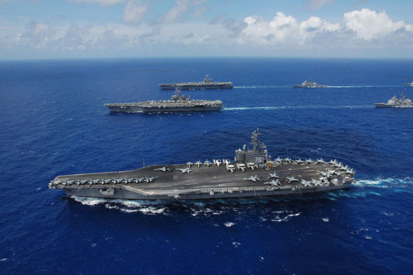 ▲ 11일부터 3개 美항모강습단이 차례대로 동해에 진입, 한국해군과 훈련을 실시한다. 사진은 2007년 괌 인근에서 실시했던 훈련 당시 모습. ⓒ美해군 공개사진.