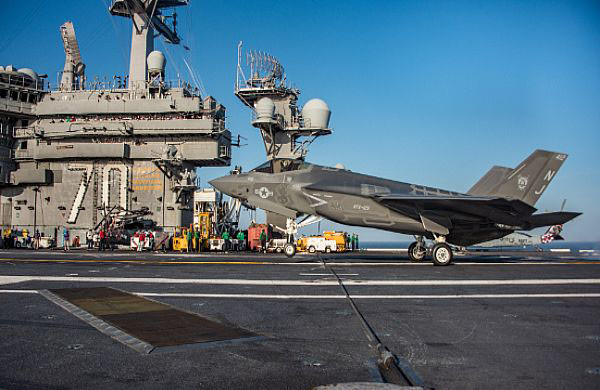 ▲ 지난 10월 중순부터 항모 '칼빈슨' 함에서 이착륙 및 전술 훈련을 실시 중인 F-35C 스텔스 전투기. ⓒ美해군 공개사진.