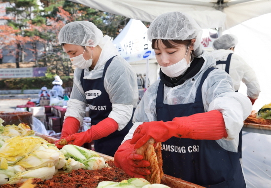 ▲ 삼성물산 건설부문 임직원들이 어려운 이웃에 전달할 김치를 정성스레 담구고 있다. ⓒ 삼성물산