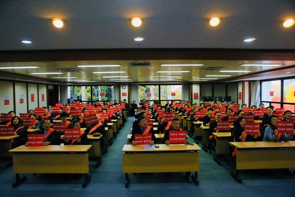 ▲ 전국 골판지상자 제조 중소기업 대표들이 10일 서울 여의도 중소기업중앙회에서 열린 '박스업계 생존권 사수 결의 대회 및 대토론회'에서 "불공정한 시장지배, 살인행위 중단하라" "인면수심 약탈행위, 박스업계 절망한다" 등 구호를 외치고 있다. ⓒ박스조합