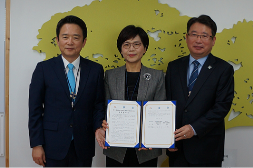 ▲ 9일 경기 수원시 경기도청에서 열린 '평생교육 활성화 업무협약식'에서 (왼쪽부터)남경필 경기도지사, 김외숙 한국방송통신대 총장직무대리, 김경표 경기도평생교육진흥원 원장이 기념사진을 촬영하고 있다. ⓒ방송대