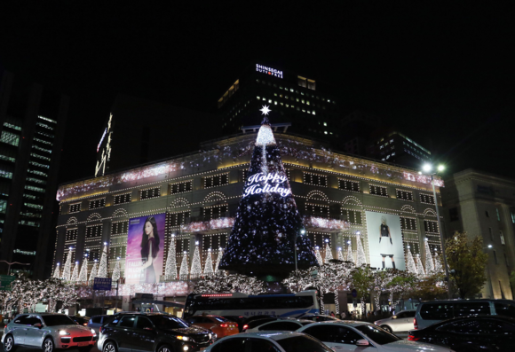 ▲ 신세계백화점 본점에 설치된 대형 크리스마스 트리. ⓒ신세계백화점