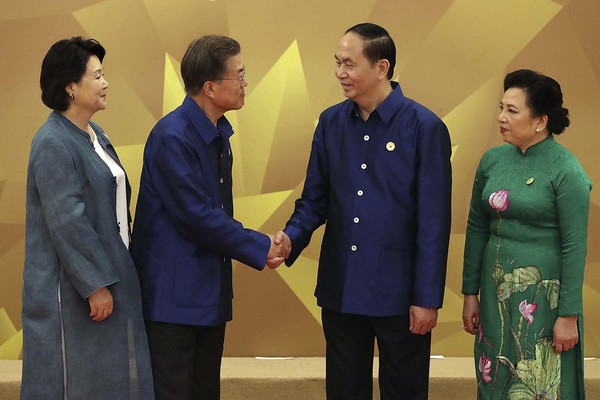 ▲ 문재인 대통령이 11일 베트남 쩐 다이 꽝 국가 주석과 정상회담을 했다. 사진은 지난 10일 베트남 다낭에서 열린 APEC 갈라 만찬에서 만난 양국 정상. ⓒ청와대 제공