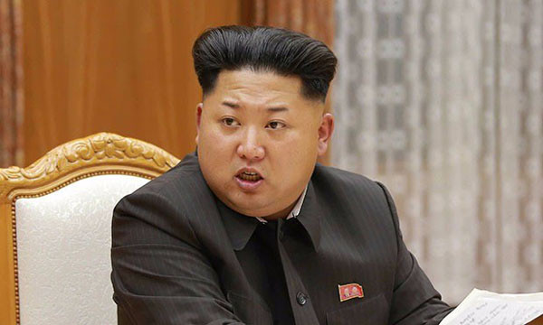 ▲ "우리는 지금 달러가 없어 난리인데 화교들은 왜 멋대로 지네 나라에 가는데? 안 돼!" 짜증내는 김정은. ⓒ北선전매체 화면캡쳐.