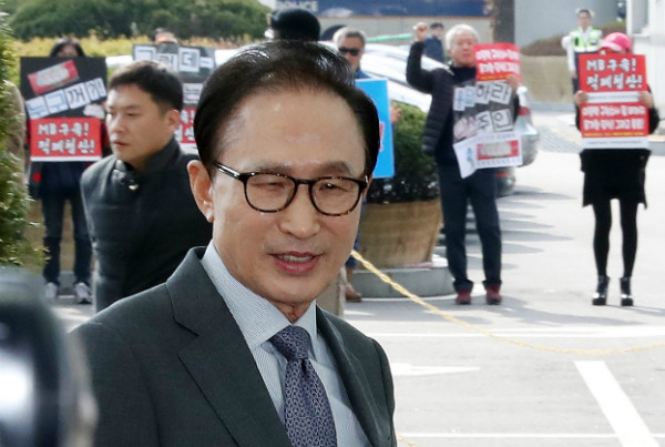 ▲ 이명박 전 대통령이 12일 일부 친문재인 성향의 시위대를 뒤로 하고, 우리나라의 경제발전사를 소개하기 위해 바레인 문화상의 초청을 받아 인천국제공항을 통해 출국하고 있다. ⓒ뉴시스 사진DB