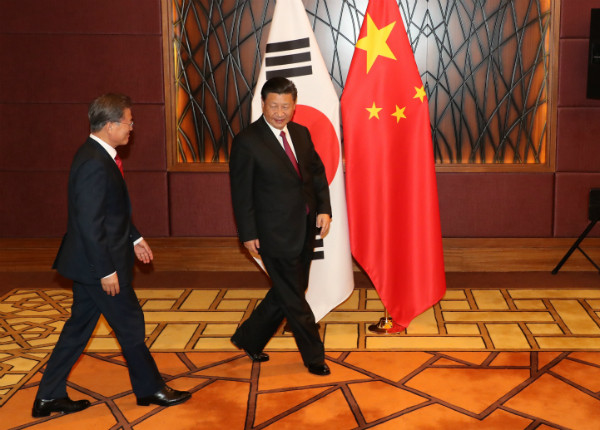 문재인 대통령이 11일 베트남 다낭에서 열린 한중정상회담에서 시진핑 중국 국가주석의 뒤를 따라 입장하고 있다. ⓒ뉴시스 사진DB