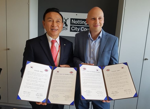 ▲ 충남 천안시와 영국 노팅엄시가 10일 노팅엄시청에서 국제우호협력도시 협약을 맺었다.ⓒ천안시