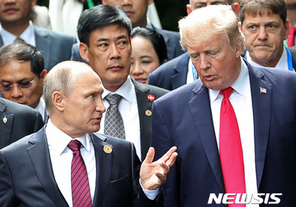 ▲ 지난 11일(현지시간) APEC 회의에서 만난 도널드 트럼프 美대통령과 블라디미르 푸틴 러시아 대통령. ⓒ뉴시스. 무단전재 및 재배포 금지.