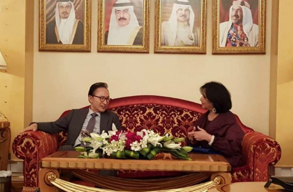 ▲ 이명박 전 대통령이 13일(한국시각) 바레인에 도착해 영접나온 마이 빈트 모하메드 알 칼리파 문화장관과 바레인 역대 국왕들의 초상화가 걸려 있는 공항 귀빈실에서 환담하고 있다. ⓒ이명박 전 대통령 페이스북