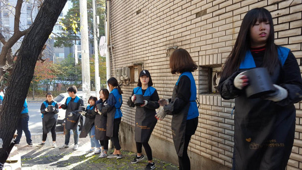 ▲ 사진은 영진전문대학 사회봉사단이 지난 10일 사랑의 연탄 5000장은 대구 북구 대현동과 고성동 일대 이웃들에게 전달했다. 사진은 이 대학 재학생들이 연탄을 전달하는 모습.ⓒ영진전문대