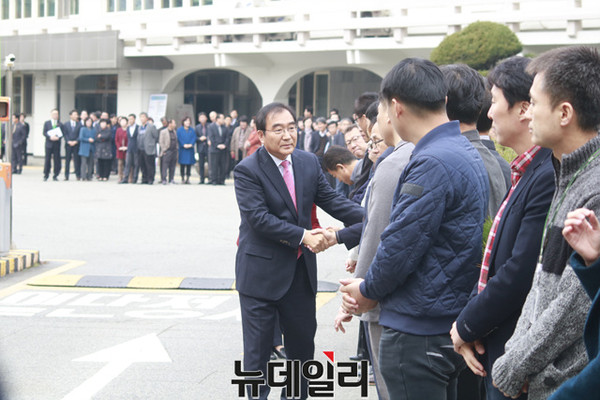 ▲ 이승훈 전 충북 청주시장이 13일 이임식을 갖고 시청광장에서 직원들과 일일이 악수를 나누고 있다.ⓒ김종혁 기자