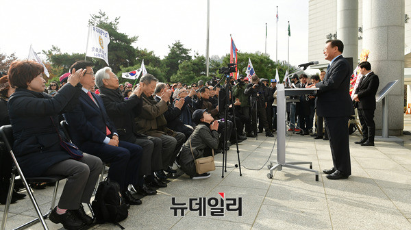 ▲ 13일 오전 마포구 상암동 박정희대통령기념도서관 앞에서 '박정희대통령 탄생 100돌 기념 동상 기증식'이 진행된 가운데 이동복 전 의원이 인사말을 하고 있다. ⓒ 뉴데일리 정상윤 기자.