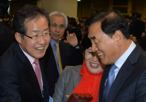 ▲ 자유한국당 홍준표 대표와 늘푸른한국당 이재오 대표는 최근 오찬 회동을 갖고 보수대통합에 원칙적인 합의를 이룬 것으로 전해졌다. ⓒ뉴시스 사진DB