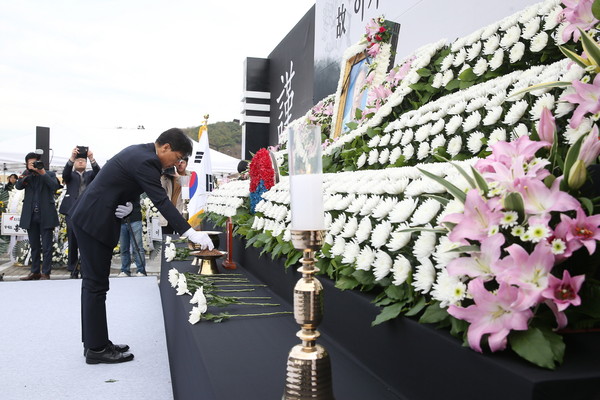 ▲ 안희정 충남지사가 13일 일본군 위안부 피해자 고 이기정 할머니 영결식에 참석했다.ⓒ충남도