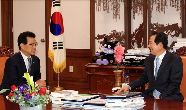 ▲ 이시종 충북도지사가 13일 정세균 국회의장에게 예산 증액을 요청하고 있다.ⓒ충북도