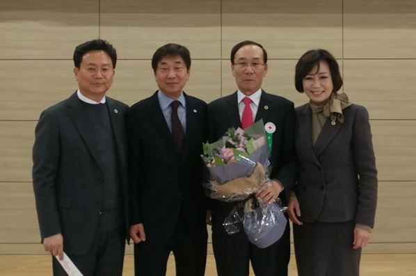 ▲ 충북도의회 박종규 의원이 13일 충북적십자사 연차대회에서 ‘적십자 봉사장’을 수상했다.ⓒ충북도의회