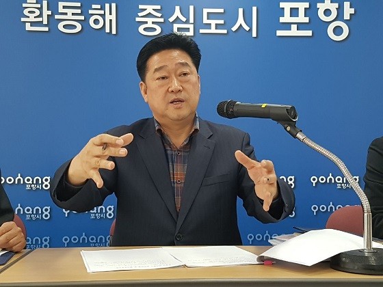 ▲ 포항시 오훈식 환경녹지국장이 13일 시청정례브리핑에서 장성·해도근린공원과 관련한 브리핑을 하고 있다.ⓒ포항시