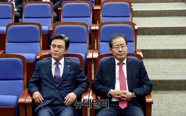 ▲ 자유한국당 김태흠 의원(왼쪽)과 홍준표 대표(오른쪽)가 13일 열린 의원총회에 참석했다. ⓒ뉴데일리 이종현 기자