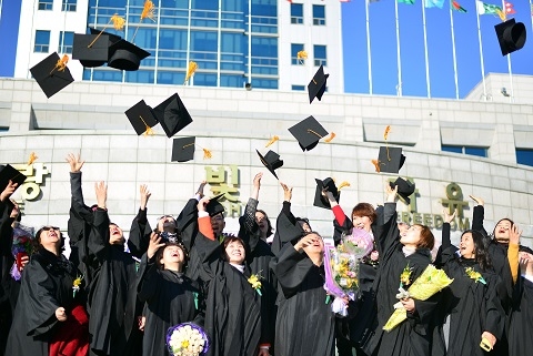 지난 2월 경북 경산시 대구대학교 본관 앞에서 진행된 '대구사이버대  2016학년도 전기 학위수여식'에서 졸업생들이 학사모를 던지며 졸업을 축하하고 있다. ⓒ대구사이버대