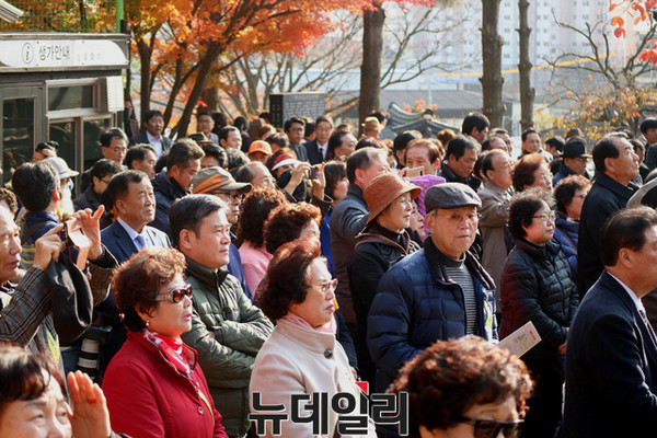 ▲ 박정희 대통령 생가에서 열린 탄생 100돌 숭모제례에서는 구미시민 등이 경내를 가득메워 추모열기가 뜨거웠다.ⓒ뉴데일리