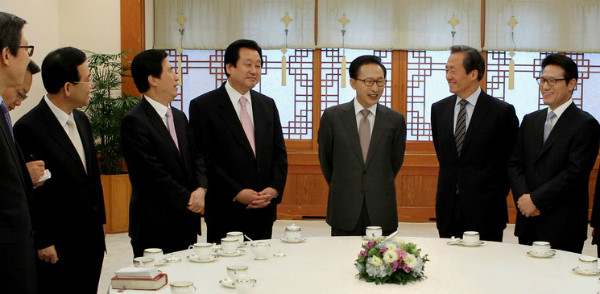 ▲ 이명박 전 대통령이 과거 당·정의 주요 인사들과 함께 환담을 나누는 모습. 오른쪽부터 정병국 전 대표, 이명박 전 대통령, 김무성 전 대표, 주호영 전 대표 등의 모습이 보인다. 주호영 전 대표의 왼쪽에서 수첩에 발언 내용을 받아적고 있는 인물은 조해진 전 원내수석부대표이다. ⓒ뉴시스 사진DB