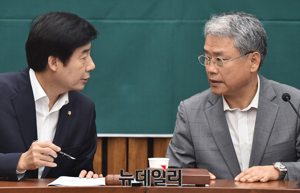 ▲ 김동철 국민의당 원내대표와 이용호 정책위의장이 대화를 나누고 있다. ⓒ뉴데일리 DB