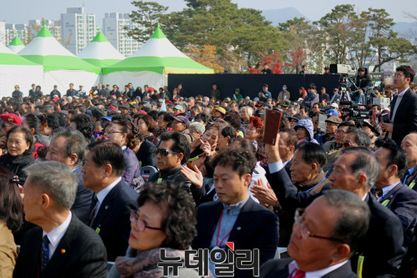 박정희 대통령 탄생 100돌 기념식 행사에 참석한 시민들이 박수를 치고 있다.ⓒ뉴데일리