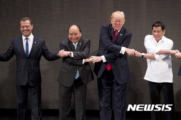 ▲ 아세안(ASEAN) 정상회의에서 악수를 하며 힘들어 하는 트럼프 美대통령. ⓒ뉴시스. 무단전재 및 재배포 금지.