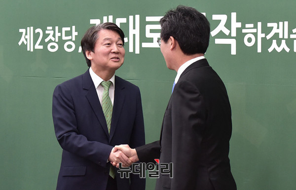 ▲ 바른정당 유승민 신임 대표가 14일 오후 국회에서 국민의당 안철수 대표를 예방해 인사를 나누고 있다. ⓒ뉴데일리 DB