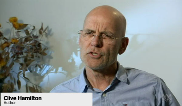 ▲ '은밀한 침략'의 저자 '클라이브 해밀턴' 교수가 인터뷰에서 황당함을 토로하고 있다. ⓒ호주 ABC뉴스 관련보도 화면캡쳐.