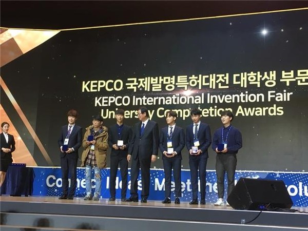 ▲ 청주대 창업동아리 일렉트론이 제3회 ‘BIXPO 국제발명대전’에서 은상을 수상한 가운데 전자공학과 김형순 학생(3년·오른쪽 세번째)이 대표로 시상하고 있다.ⓒ청주대