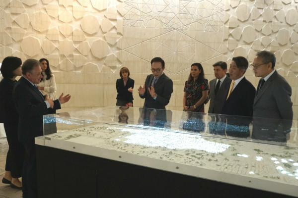 ▲ 이명박 전 대통령이 13일(한국시각) 마이 빈트 모하메드 알 칼리파 바레인 문화장관과 함께 바레인의 수도 마나마에 위치한 국립박물관을 돌아보고 있다. ⓒ이명박 전 대통령 블로그 갈무리