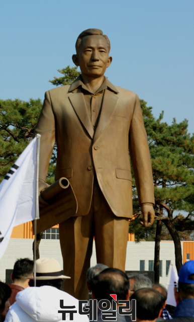 ▲ 박정희 전 대통령 생가 옆에 위치한 동상에 헌화하고 있는 시민들. ⓒ뉴데일리 DB