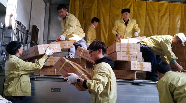 ▲ 14일 충북 청주교육지원청에 ‘2018학년도 대학수학능력시험 시험지’가 도착해 직원들이 옮기고 있다.ⓒ충북교육청