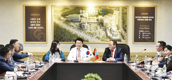 ▲ 충북대병원 조명찬 원장이 몽골 지방의회 의원들과 환담을 나누고 있다.ⓒ충북대병원