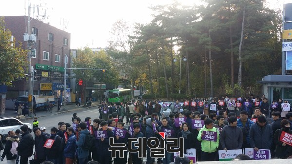 ▲ ▲ '전국언론노조 KBS본부'가 14일 서울 서대문구 명지대학교 앞에서 강규형 KBS 이사 사퇴를 요구하는 장외집회를 열고 있다. ⓒ뉴데일리 정호영 기자.