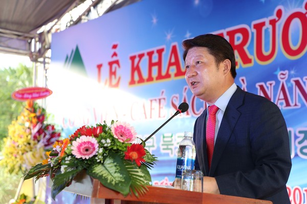 ▲ 14일 베트남 다낭에서 열린 북카페 개관식에서 권영진 시장이 인사말을 하고 있다.ⓒ대구시