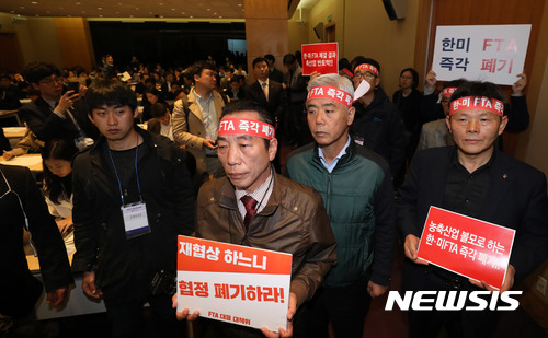 ▲ 한-미 FTA 대응대책위원회 소속 축산업 관계자들이 10일 오전 서울 강남구 코엑스에서 열린 한-미 FTA 개정 협상을 위한 공청회에서 한-미 FTA 재협상 반대 및 폐기를 촉구하며 항의하고 있다. ⓒ 뉴시스