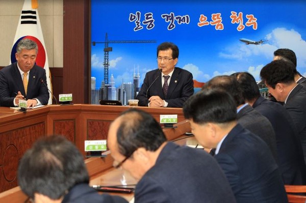 ▲ 이시종 충북도지사가 14일 청주시를 방문해 공직기강 확립을 주문했다.ⓒ충북도