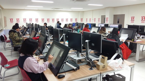 ▲ 한국영상대 만화콘텐츠과 학생들이 지난해 ‘24시간 만화의 날’에 만화를 그리고 있다.ⓒ한국영상대