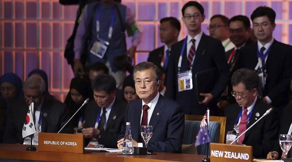 ▲ 문재인 대통령이 지난 14일 EAS 정상회담에 참석한 모습. ⓒ청와대 제공