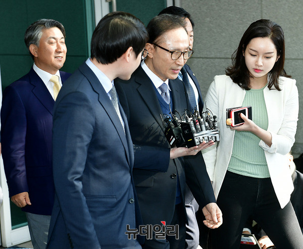 ▲ 이명박 전 대통령이 15일 바레인에서의 2박 4일 일정을 마치고 인천국제공항을 통해 귀국하고 있다. ⓒ뉴데일리 정상윤 기자